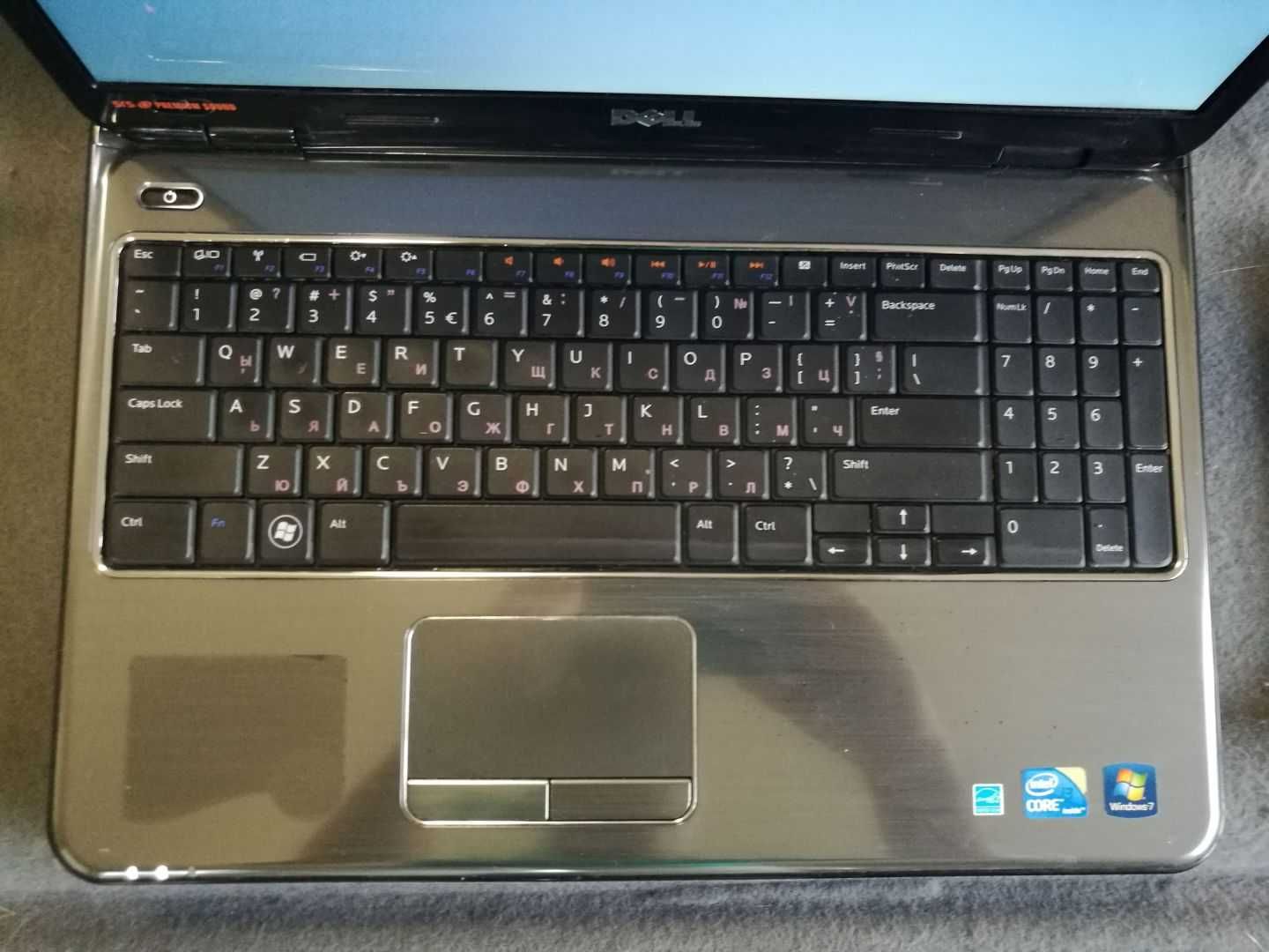 Продавам работещ лаптоп Dell Inspiron N5010, 15 инча