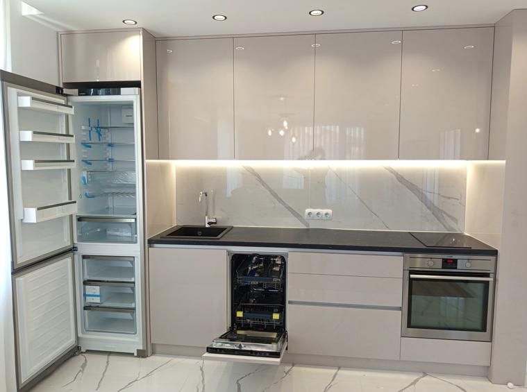 Дава се под наем Тристаен апартамент в Пловдив, Остромила - 116 кв.м за 765 € - Снимка #1