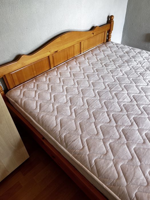 Масивна дървена спалня с матрак