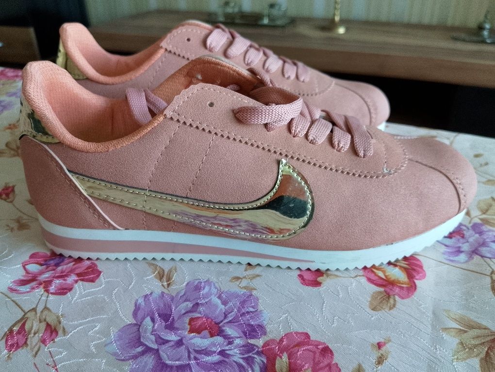 Дамски маратонки Nike.