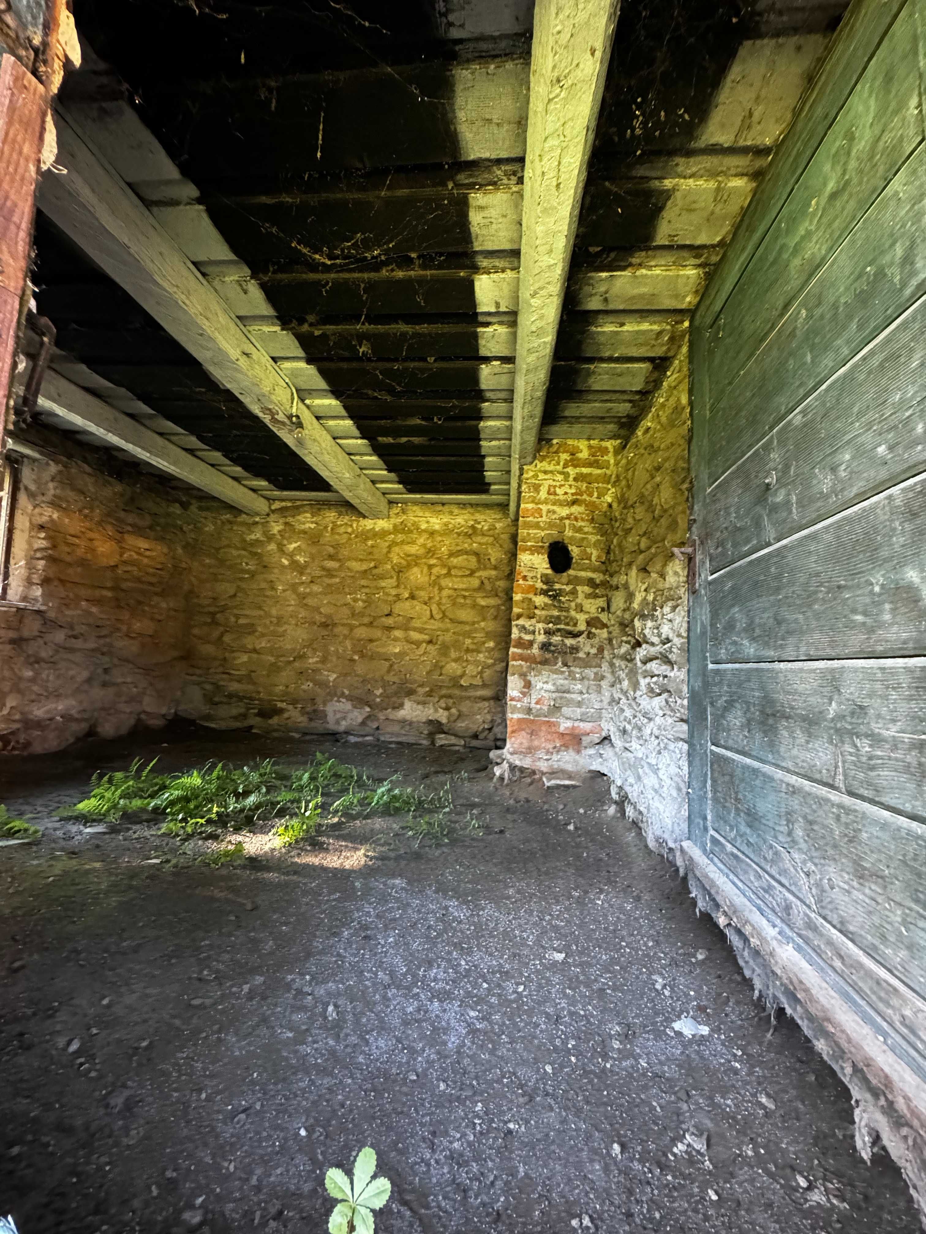 Casa de lemn cu teren 1.000 Mp in centrul satului URIC