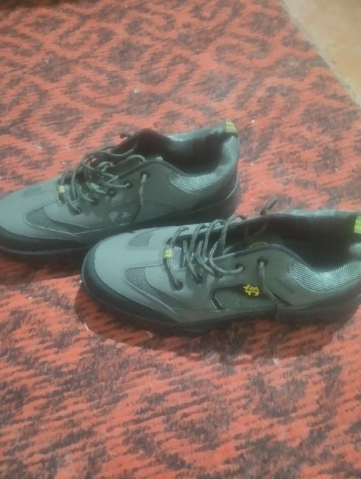 Продам кроссовки 45 размер