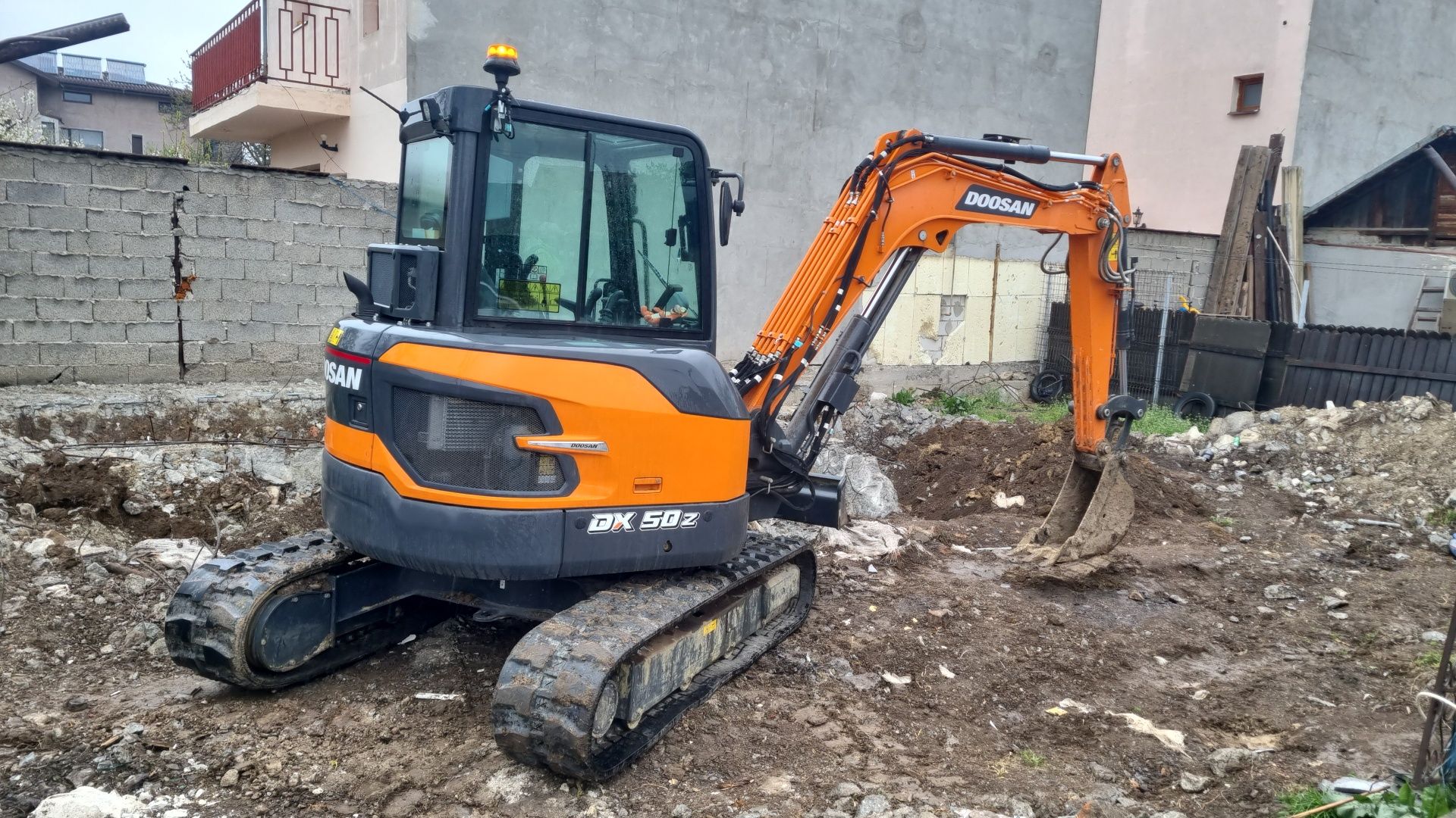 Închiriez miniexcavator