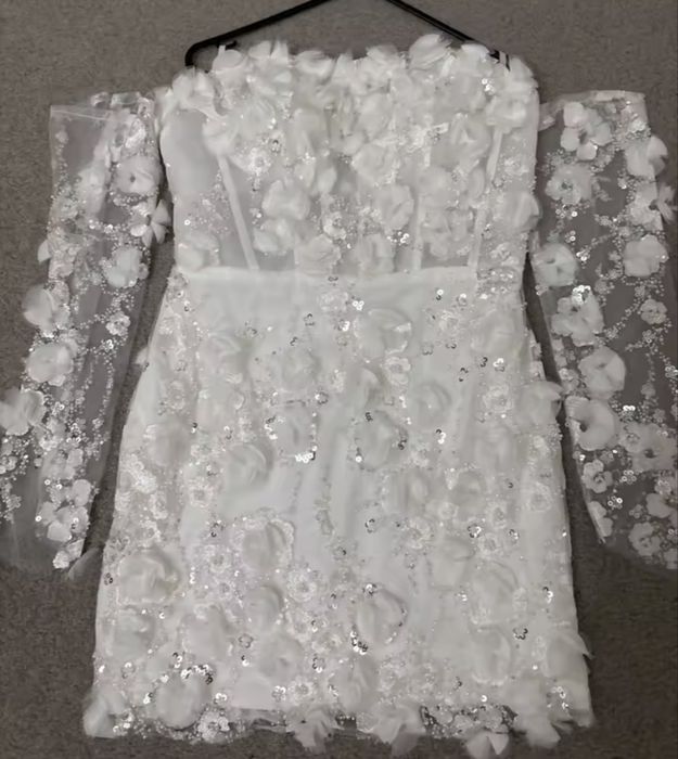 Бяла рокля с цветя