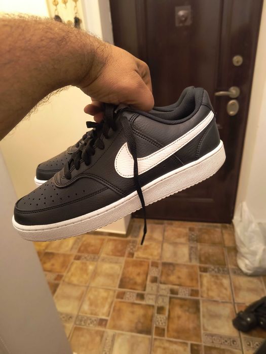 Vând 2 perechi de adidași Nike, ambele mărimea 42.5