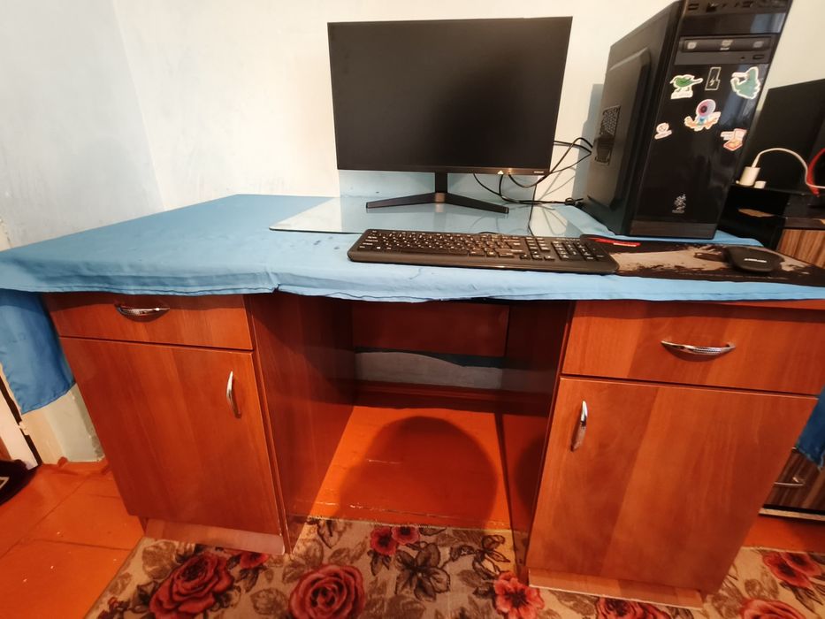 Стол офисный или компьютерный,80см×1.40м, биіктігі 80