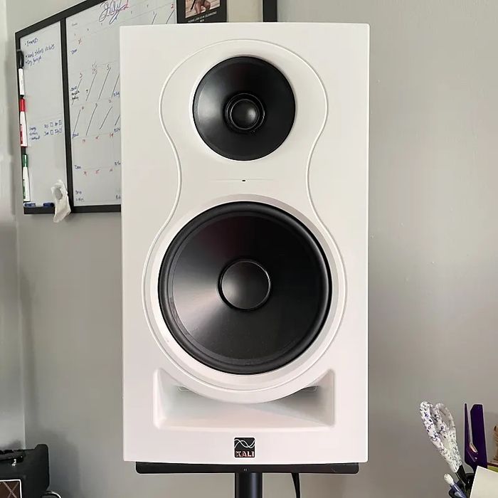 Стцдийные мониторы Kali in 8