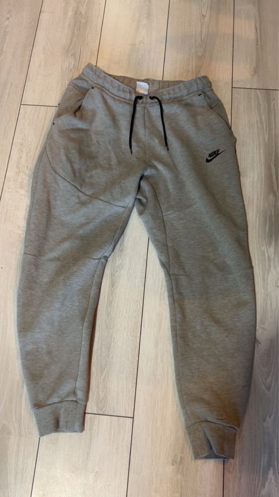 Спортен екип nike tech