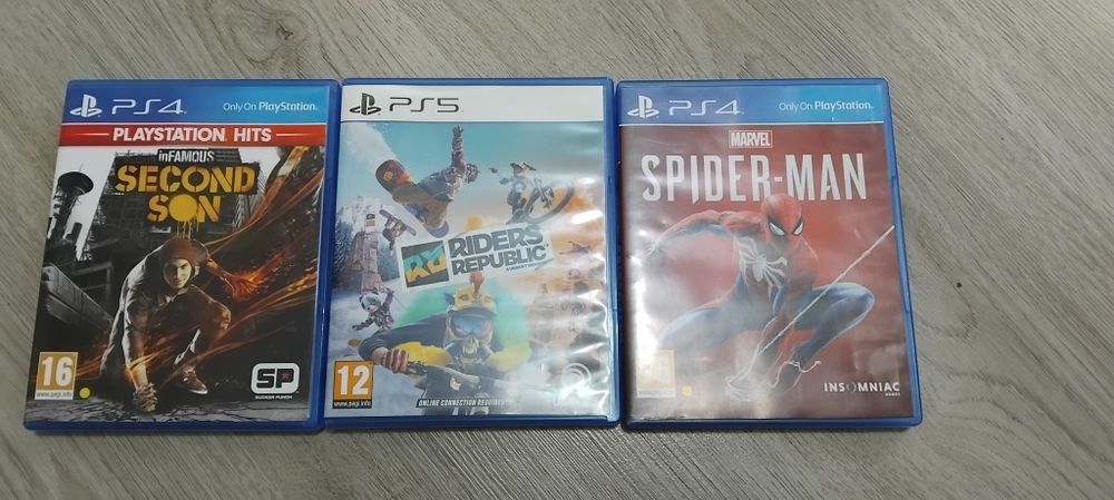 Playstation 5 Slim с 3 игри и постойка за конзолата