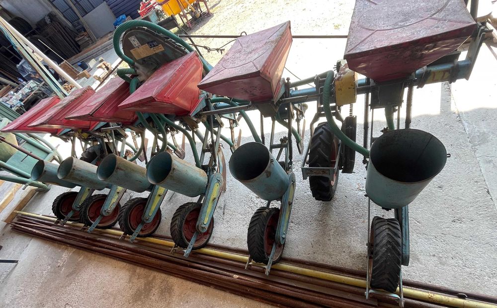 Vand JOHN DEERE 2040 + utilaje !