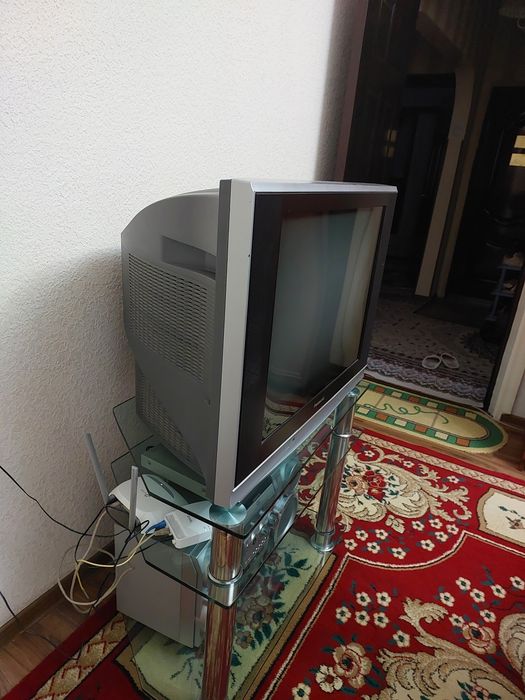 Телевизор и DVD плеер с подставкой