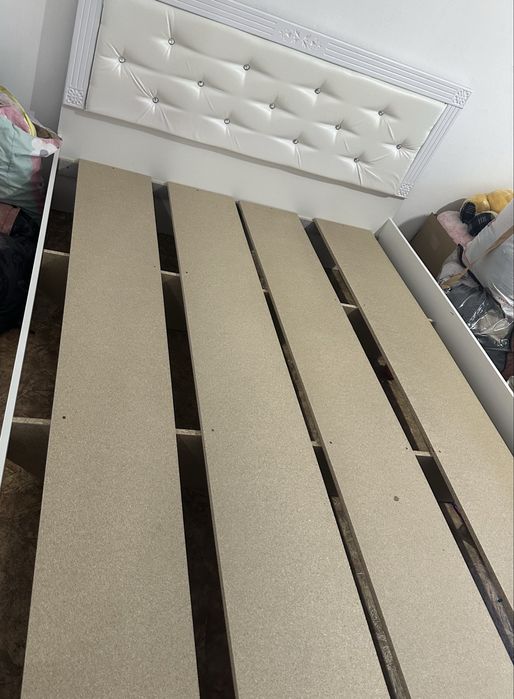 Кровать без матраса