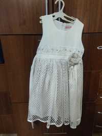 Продам красивое, белое, нарядное платье на девочку ростовка 116