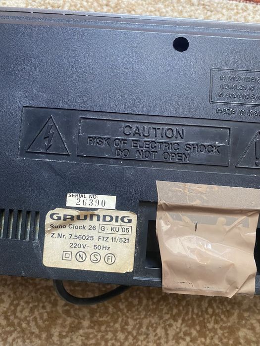 De vanzare 2 bucati radio ceas