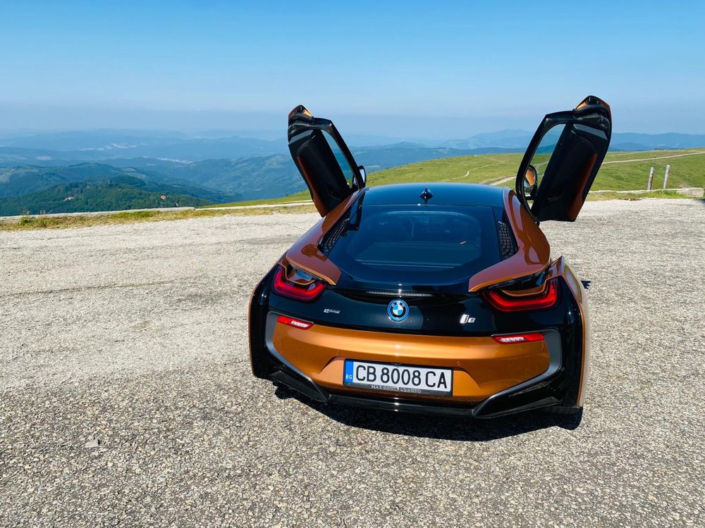 Кола под наем за абитурентски бал BMW i8