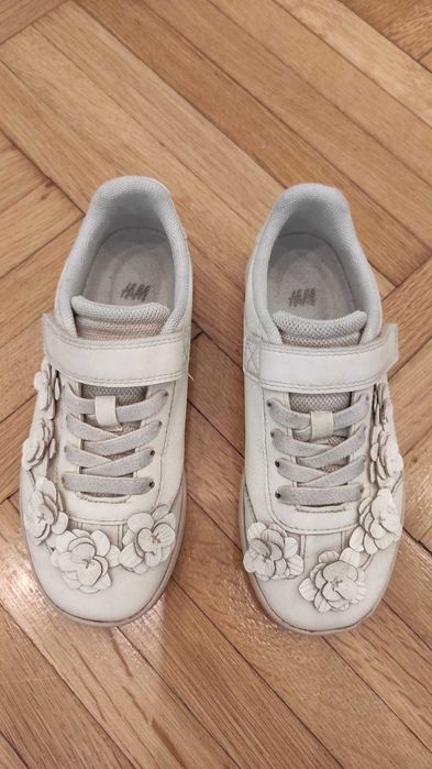 Adidasi fete H&M masura 31, inchidere cu scai si aplicatii floricele