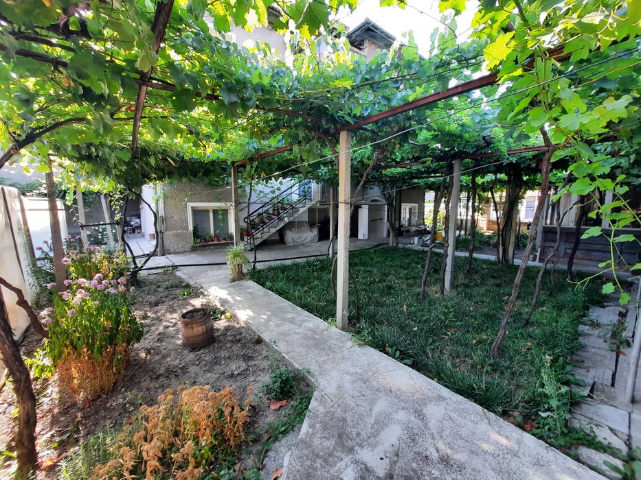 Продавам къща на 2 етажа с 2 гаража и доп. постройки