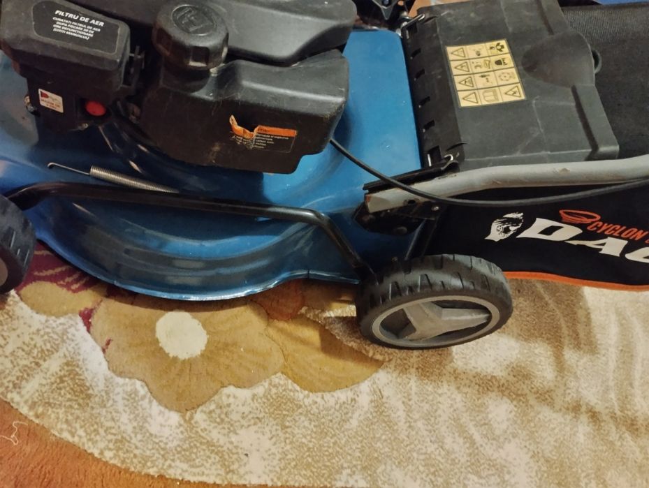 Mașină de tuns gazon