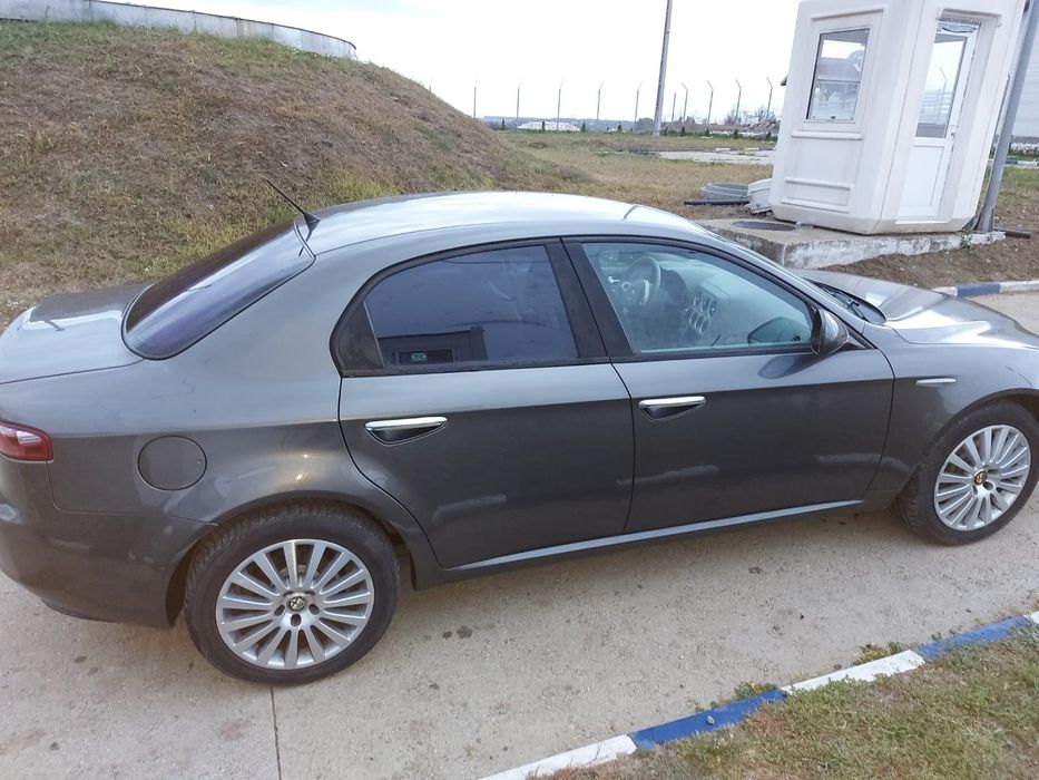 Vînd alfa romeo 159