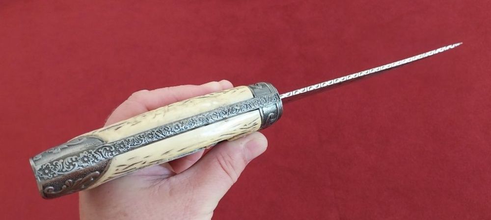 Нож с дървена стойка