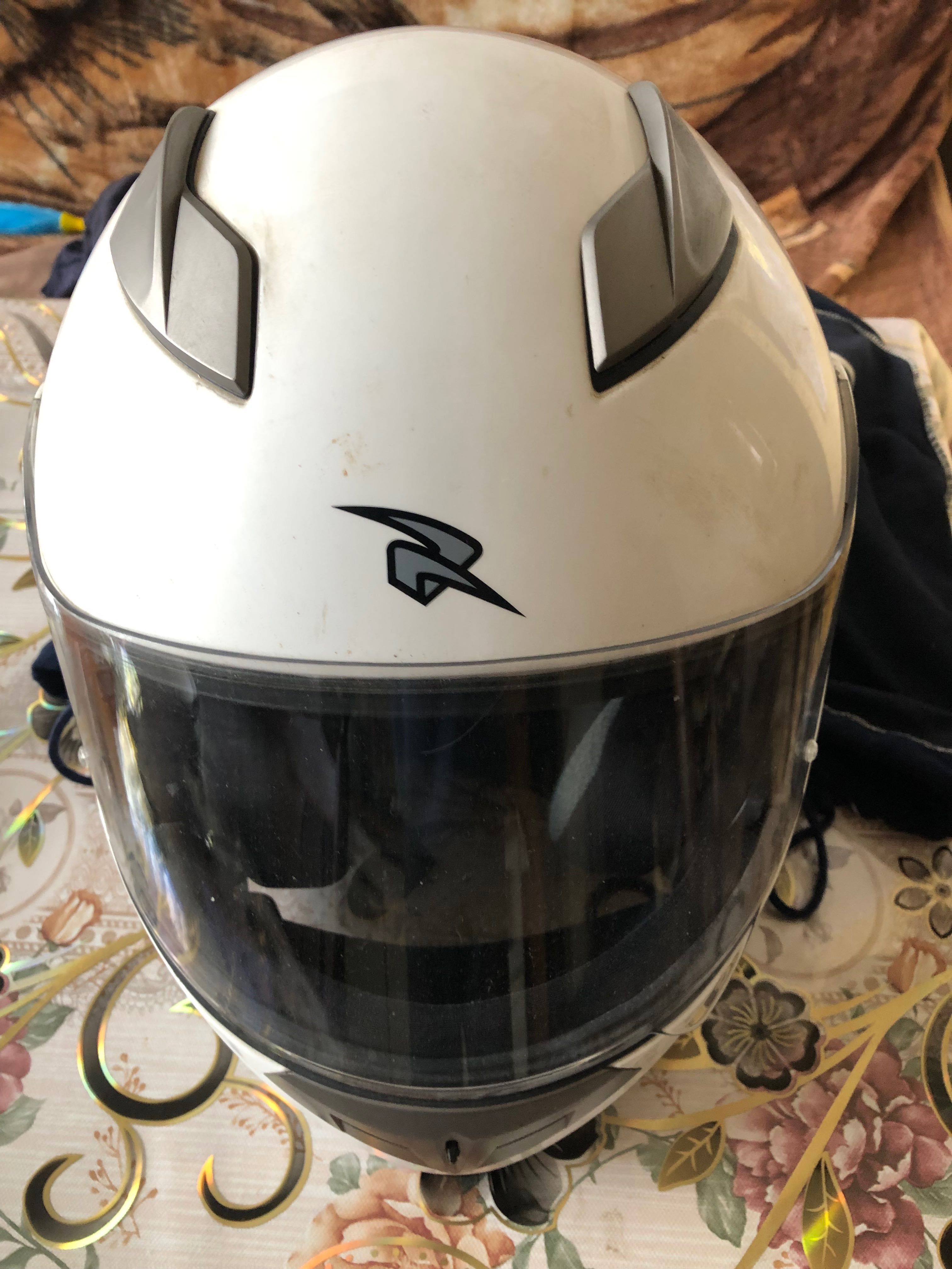 Cască motociclist , culoare albă, ochelari de soare integrați !