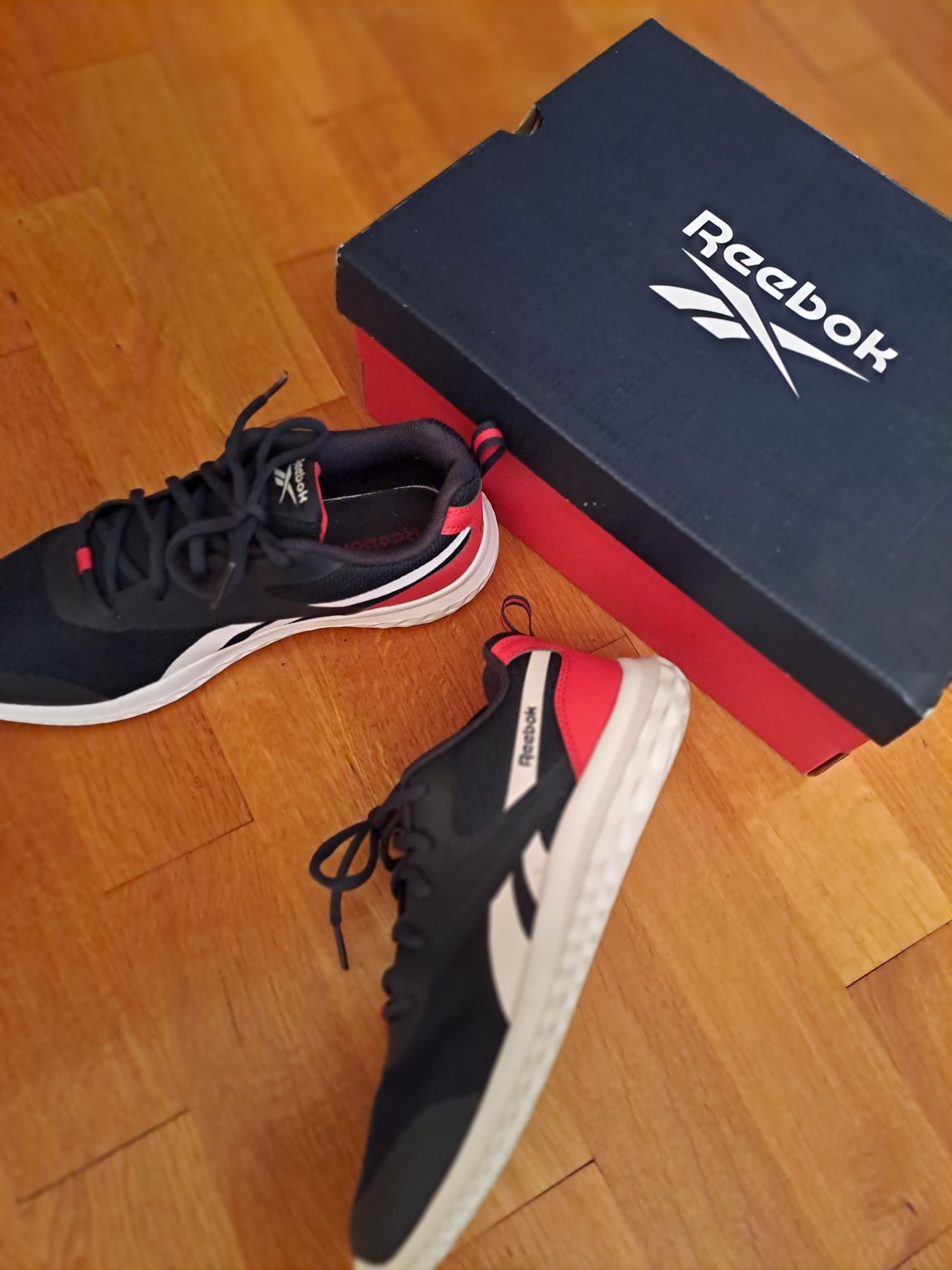 Маратонки Reebok номер 38.