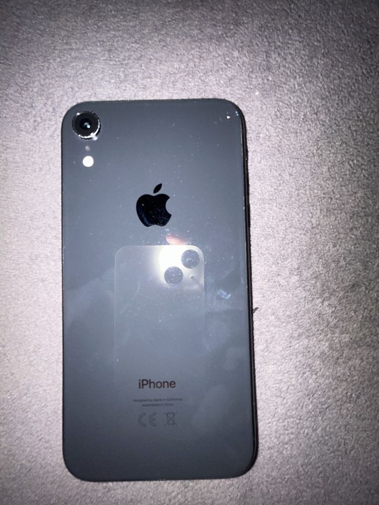 Продавам iphone xr черен 32 GB