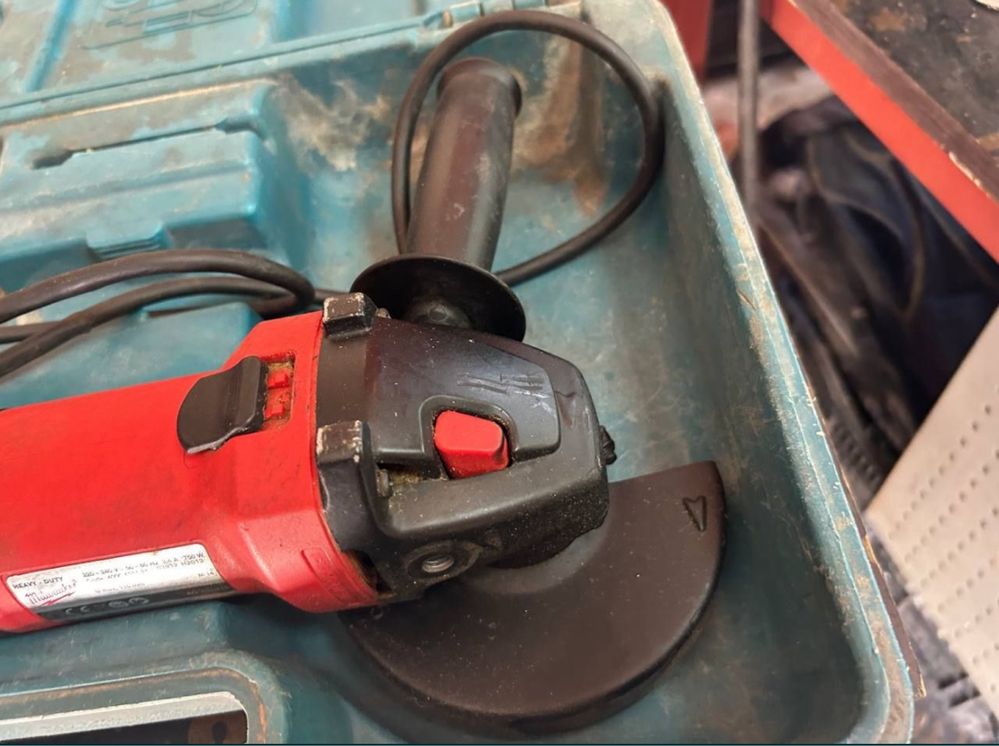 Ъглошлайф макита Makita работи  като ноВ