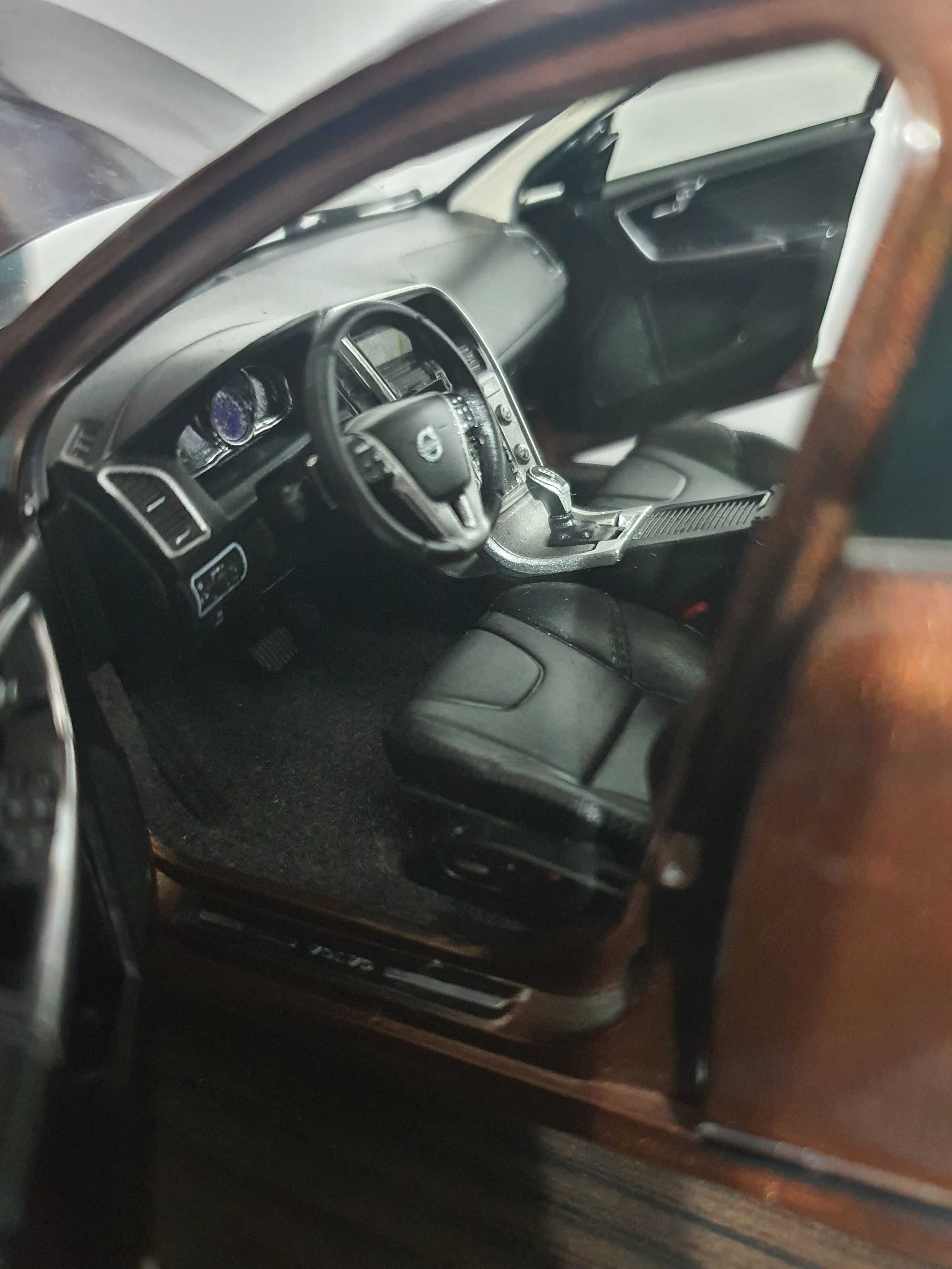 Умален модел VOLVO XC60 мащаб 1:18