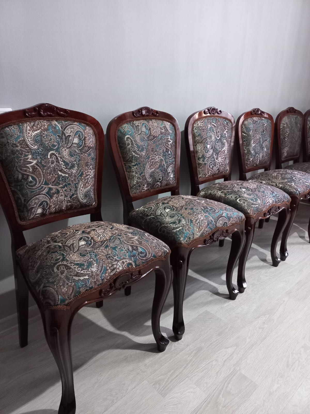 Продам румынский гарнитур Мадригал,  диван ,стулья ,столы ,кресла