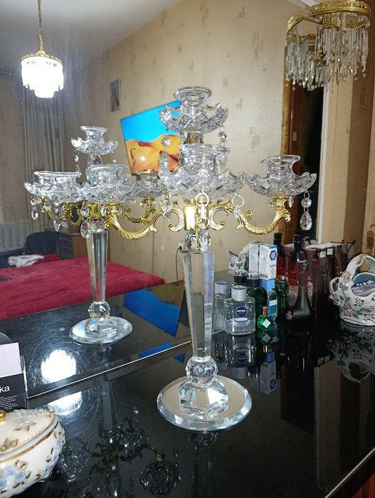 Изящный хрустальный канделябр на пять свечей.