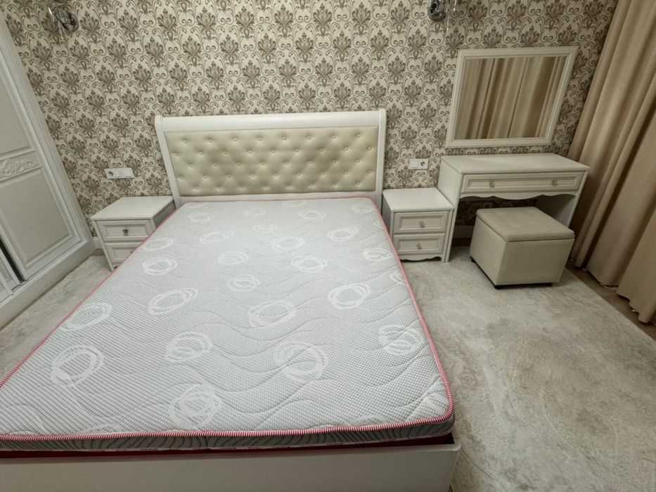 Кровать, матрас, комод, тумбы, зеркало.