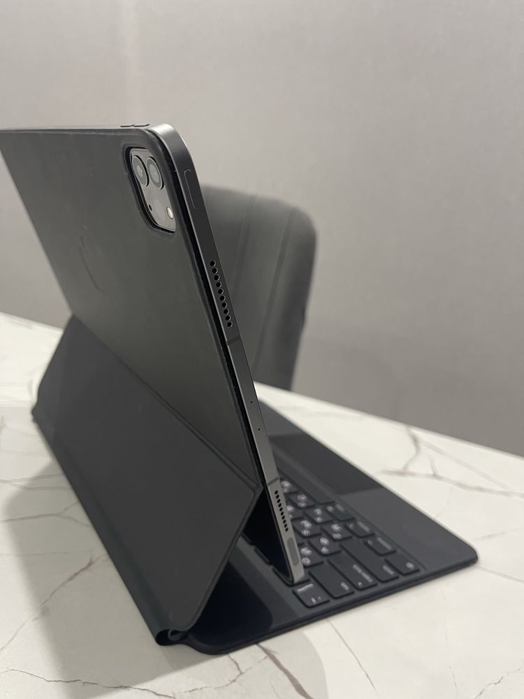 Apple iPad Pro 2022, 12.9” (M2, 256 ГБ) + Magic Keyboard + Magic Mouse