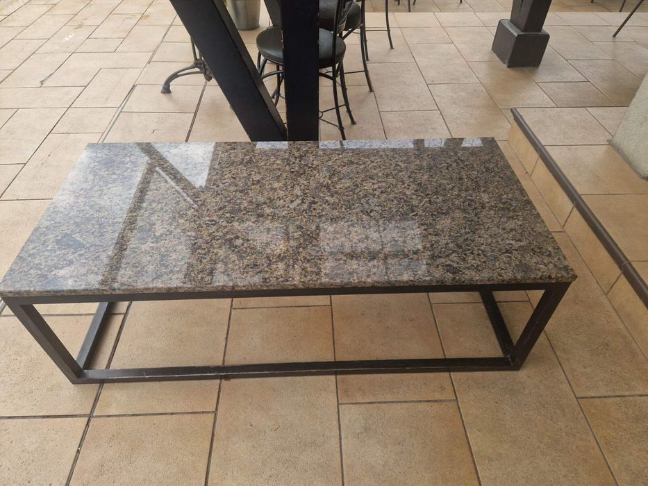 Метална маса с гранитен плот и дървени маси