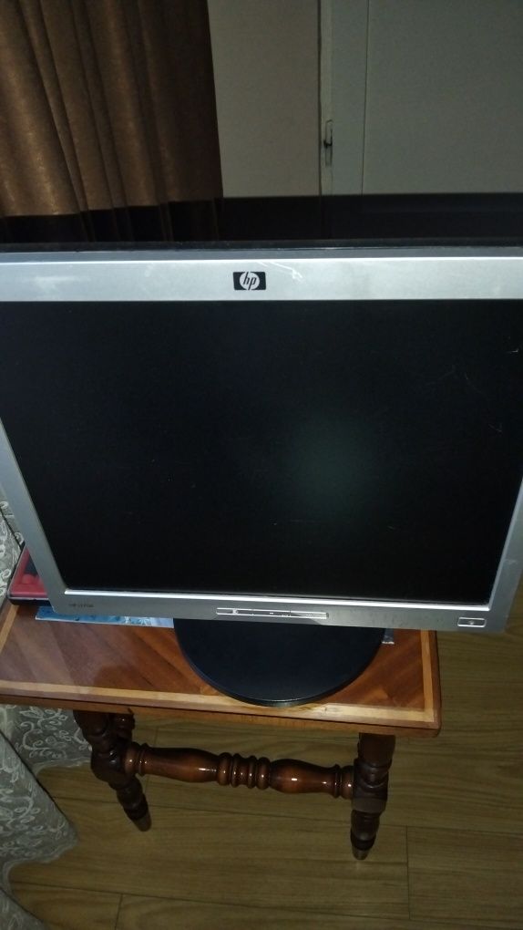 Vând monitor HP 17 inch in stare impecabila ( cablu alimentare .