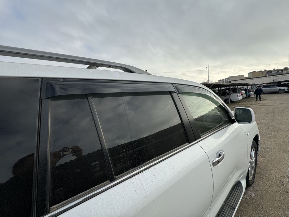 Ветровик на лексус 570. В отличном состояний.