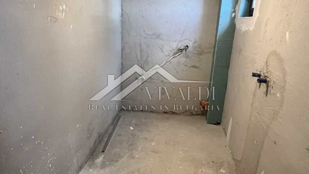 Просторна триетажна къща с парцел в село Осеново, област Варна