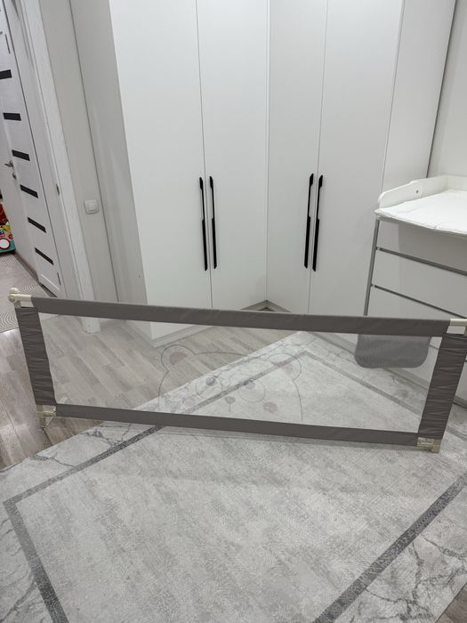 Продается защитный барьер для кровати