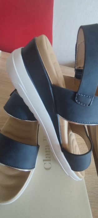 Нови сини сандали с етикет 38 номер.30 лв
