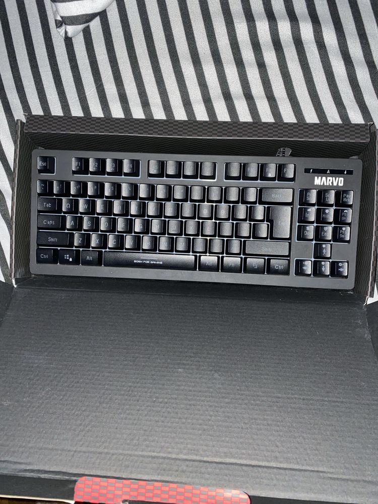 tastatura mecanica marvo k659 , mouse logitech g102