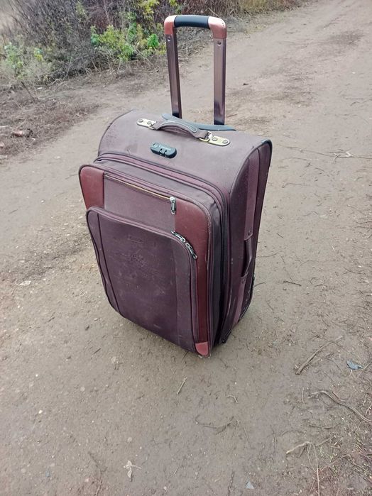 Продам чемодан адрес 6 мкр