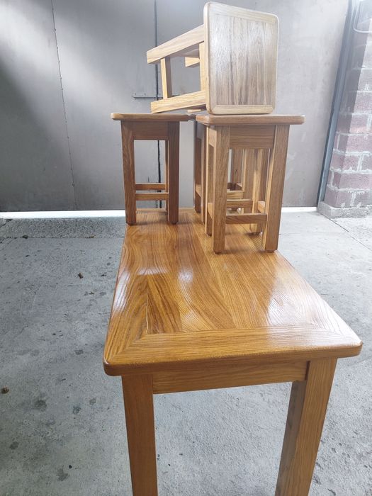 Продаю кухонный стол и четыре табуретки