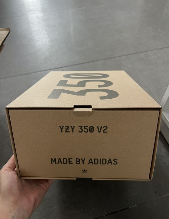 Adidasi noi cu eticheta