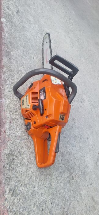 Vând drujba husqvarna 136 ca nouă