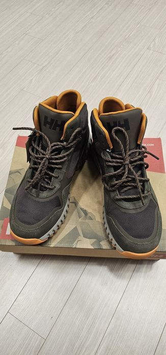 Новые ботинки Helly Hansen