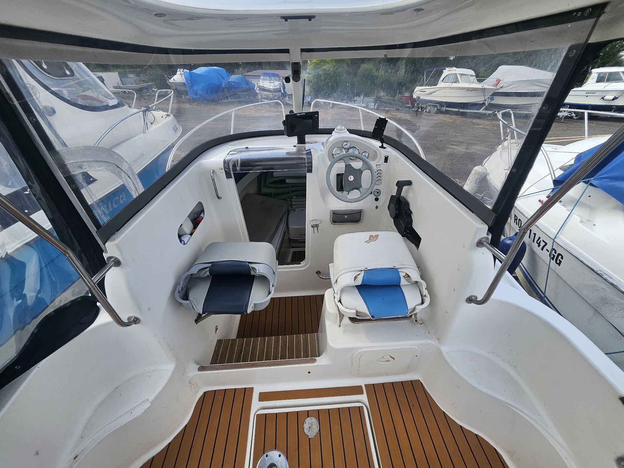Barca Quicksilver Pilothouse  530 cu sau fără peridoc si motor