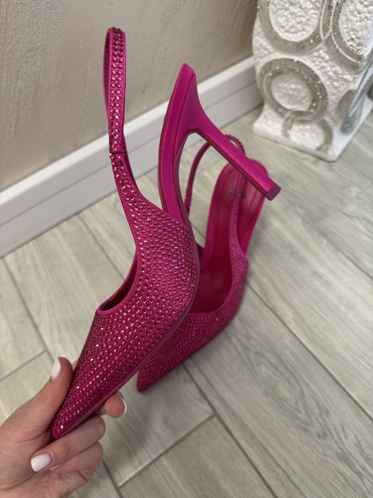 Токчета ZARA с камъчета