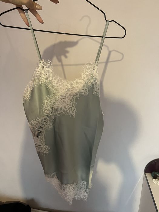 Сатенен топ с дантела