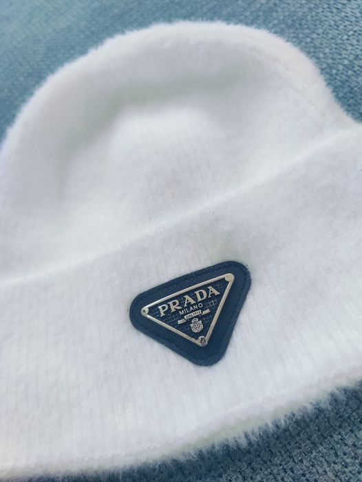 Căciulă albă Prada