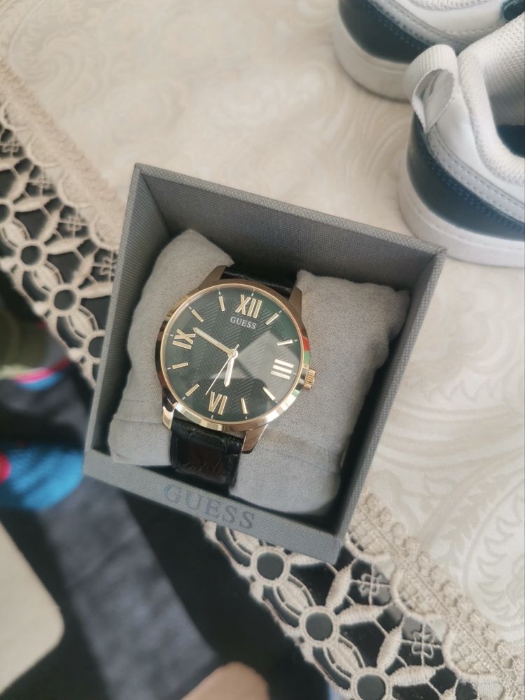 Чисто нов часовник на Guess